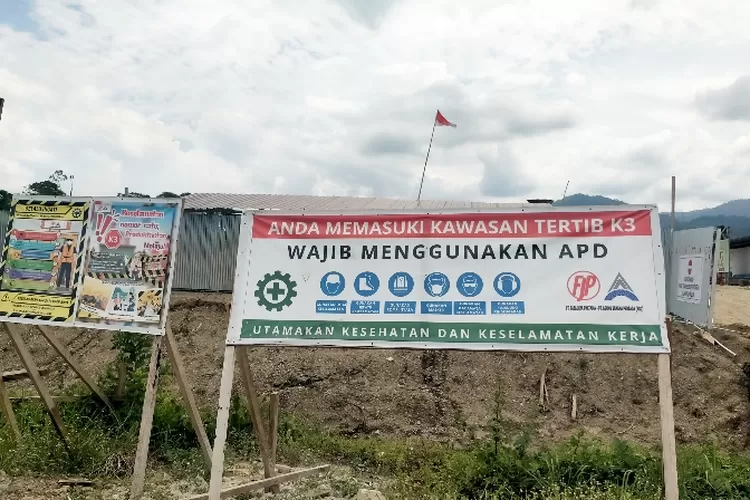 Umbul-umbul K3 pada Proyek pembangunan gedung kantor imigrasi kelas 1 Morowali (Ist)