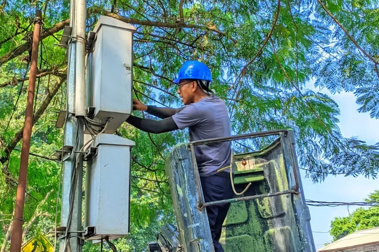 Pemeliharaan Lampu PJU di Jalan Jakarta Bogor oleh petugas Dishub Kabupaten Bogor. (KABAR BOGOR)