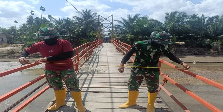 Sebanyak 15 jembatan perintis dibangun oleh TNI pascabencana di Aceh. Langkah tersebut dilakukan untuk membuka kembali akses desa-desa yang terisolasi akibat rusaknya infrastruktur setelah bencana banjir bandang pada akhir November 2025 lalu.