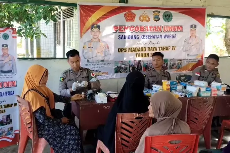 Warga Tamanjeka Kabupaten Poso, mendapat pelayanan kesehatan gratis. (Foto: Ist).