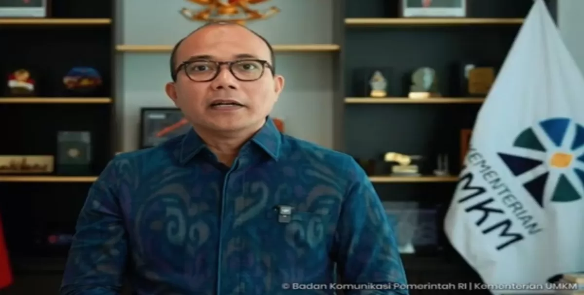 Deputi Bidang Kewirausahaan sekaligus Juru Bicara Kementerian UMKM, Riza Damanik, memaparkan bahwa KUR diposisikan sebagai instrumen penguat ekonomi akar rumput melalui intervensi subsidi APBN agar tarif bunga tetap rendah bagi usaha produktif yang belum memiliki agunan memadai. (Kalimantansatu.com/Dok. Bakom RI)