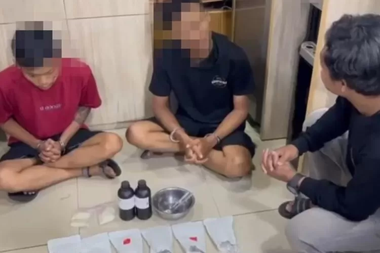 Polisi menggerebek home industry tembakau sintetis di Depok. (ISTIMEWA)