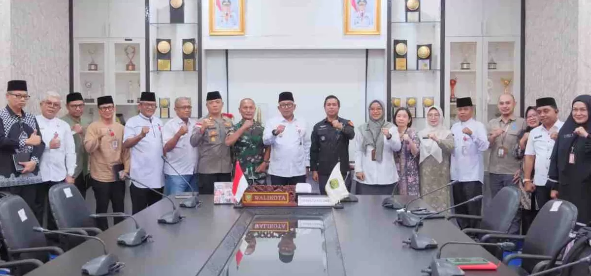 Walikota Tanjungpinang Lis Darmansyah foto bersama usai Rakor PPED Kota Tanjungpinang Tahun 2026. (Foto:Diskominfo Tanjungpinang)