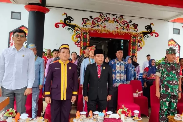 Ketua DPRD Mura saat mengikuti upacara Hardiknas (kalteng lima)