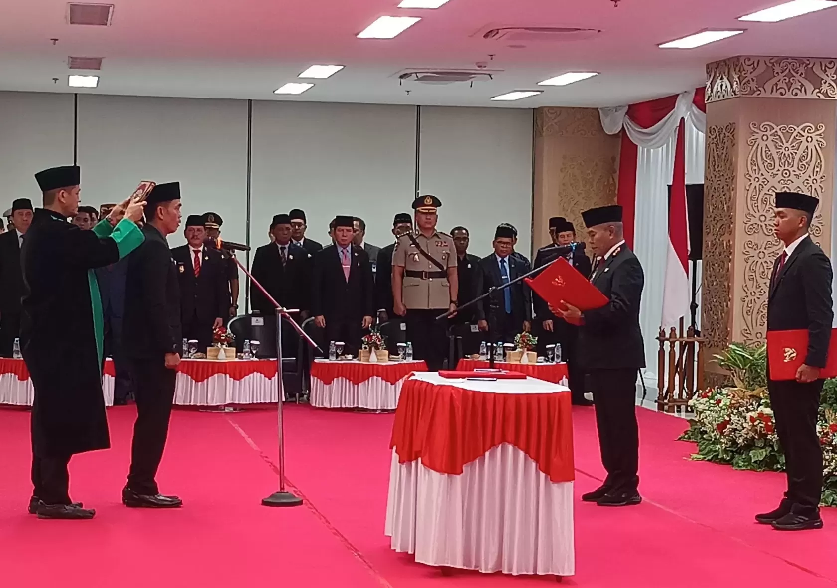 DEFINITIF: Proses pelantikan Sekprov Kaltara oleh Gubernur Kaltara, Zainal A Paliwang. (IWAN K/RADAR TARAKAN) 