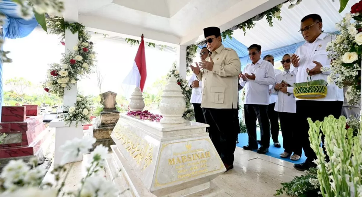 Presiden Prabowo Subianto saat berziarah ke makam Marsinah di Kabupaten Nganjuk, Jawa Timur.(presidenri.go.id)