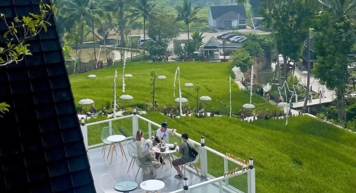 Suasana kafe alam di Garut dengan pemandangan sawah hijau dan perbukitan sejuk untuk tempat nongkrong santai (Instagram @aksencoffee)