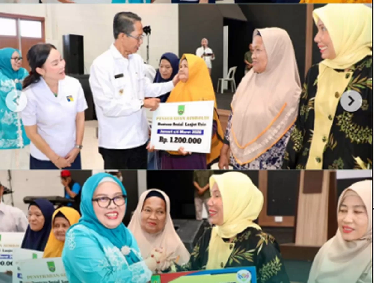 Waikota Batam Amsakar Achmad didampingi Wakil Walikota Batam, Li Claudia Chandra, menyerahkan bansos Lansia dan insentif Kader Posyandu. (Foto:Diskominfo Batam)