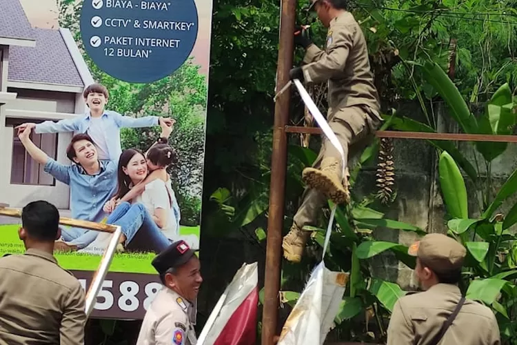 Penertiban APS di sepanjang Jalan Raya Tapos, oleh Panwascam Bersama Satpol PP Kecamatan Tapos.