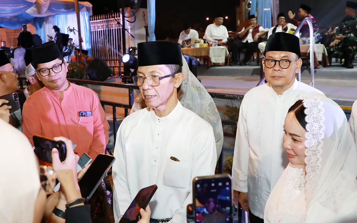 Walikota Batam Amsakar Achmad, bersama Wakil Walikota Batam Li Claudia Chandra, saat memberi keterangan pers belum lama ini. ( Foto:Dok Diskominfo Batam) 