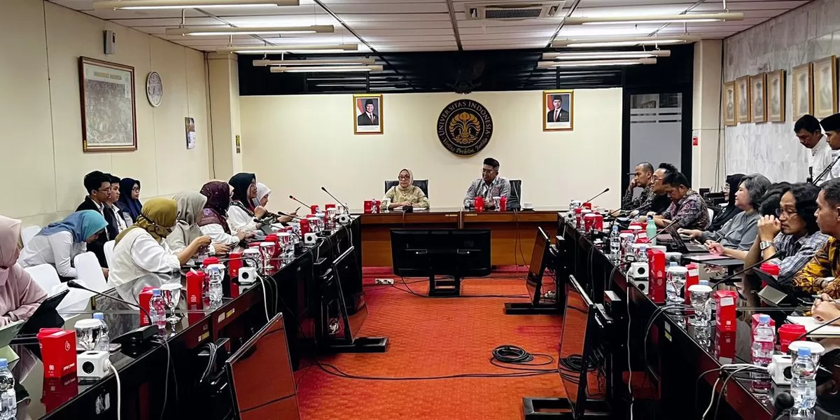 Rektor Prof Heri Hermansyah dan Menteri Arifatul Choiri Fauzi melakukan koordinasi setelah penetapan penonaktifan 16 mahasiswa UI, di Gedung Pusat Administrasi Universitas UI, Kamis (16/4). (ANDIKA EKA/RADAR DEPOK)