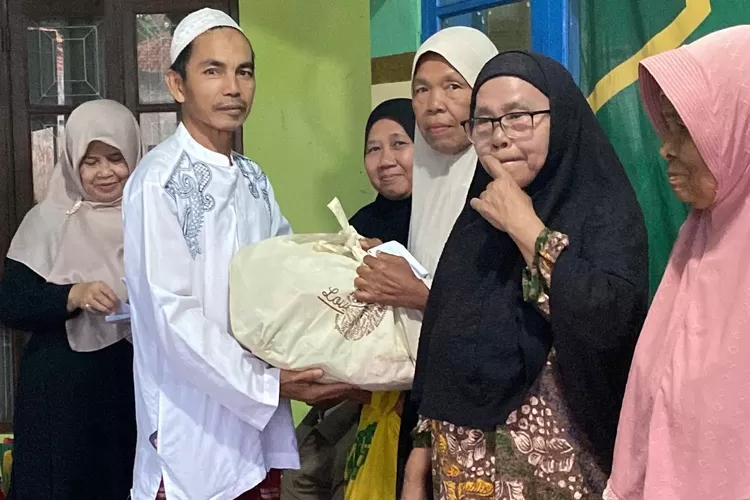 Kegiatan menyerahkan sembako dalam berbuka puasa bersama di Masala Al Amanah, Jalan Raya Muhtar Gang H Piih RT3/5 Kelurahan/Kecamatan Bojongsari, Kota Depok, Senin (17/3). (RISKY DWI LESTARI/RADAR DEPOK)