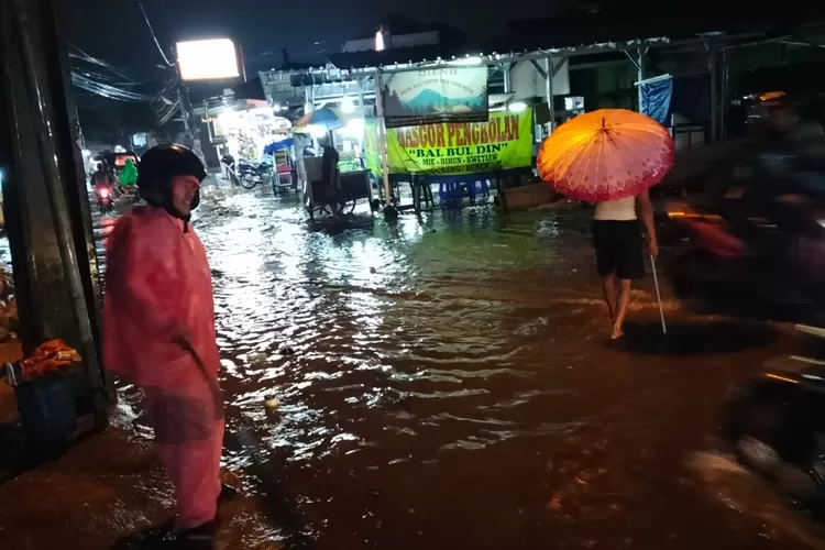 MELUAP : Air yang menggenangi Jalan Garuda Raya, RT4/6 Kelurahan Pasir Putih, Kecamatan Sawangan, Kota Depok, Senin (8/7) malam. (ALDY RAMA/RADAR DEPOK)