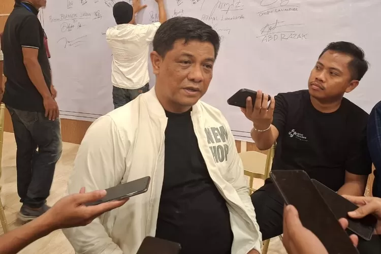 Hidayat Lamakarate saat memberi keterangan kepada wartawan di Palu beberapa waktu lalu. (Foto: Istimewa).