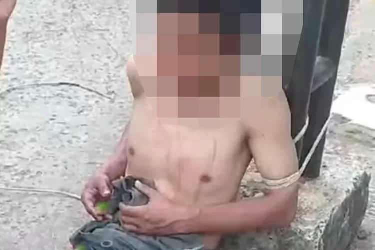 TERTANGKAP : Maling yang berhasil ditangkap warga saat beraki di Perumahan Griya Sawangan Permai, RT6/5 Kelurahan Pengasinan, Kecamatan Sawangan, Kota Depok, Sabtu (17/8). (DOKUMENTASI WARGA )