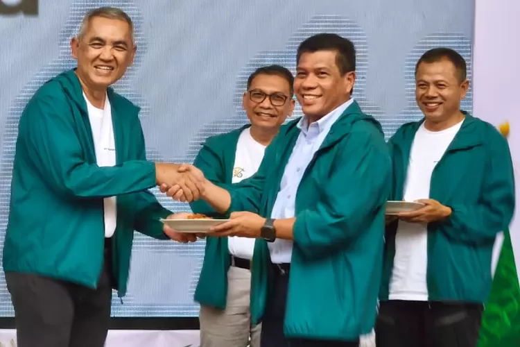 Direktur Utama PT Karabha Digdaya, Trisnadi Yulrisman memberikan potongan nasi tumpeng kepada Sekda Kota Depok, Mangnguluang Mansur, saat perayaan ulang tahun ke 36 PT Karabha Digdaya bertajuk Karabha Future Fest (KFF) 2025, Minggu (19/10).  (JUNIOR/RADAR DEPOK)