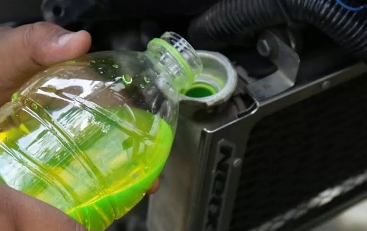 Ilustrasi. Ganti cairan radiator motor secara berkala. 