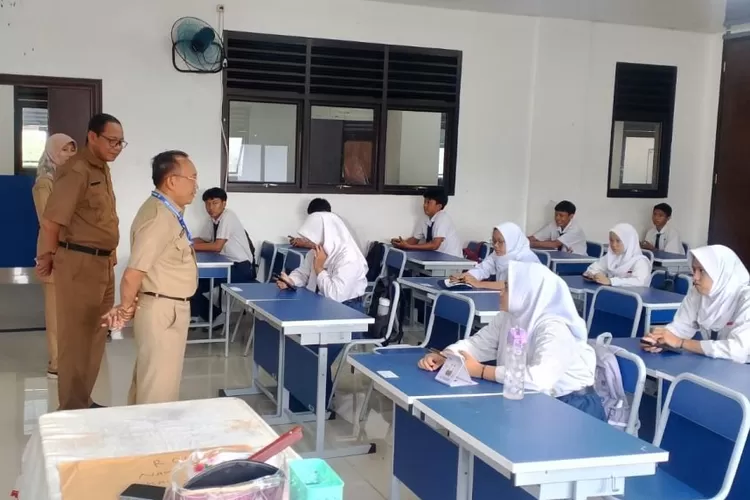 Kepala Bidang Pembinaan SMP Disdik, Joko Soetrisno memantau pelaksanaan PSAJ di SMPN 30 Depok. (DOKUMEN SEKOLAH)