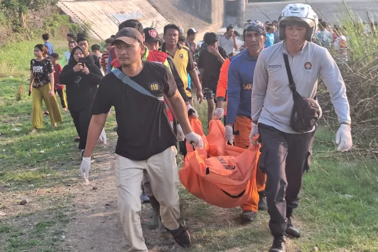 Tim SAR gabungan mengevakuasi jenasah Aji Pradana bocah berusia 12 tahun yang tenggelam saat berenang di Bendungan Juwero Jumat 20 september 2024 siang.  (Dokumen BPBD Kendal  &nbsp;)