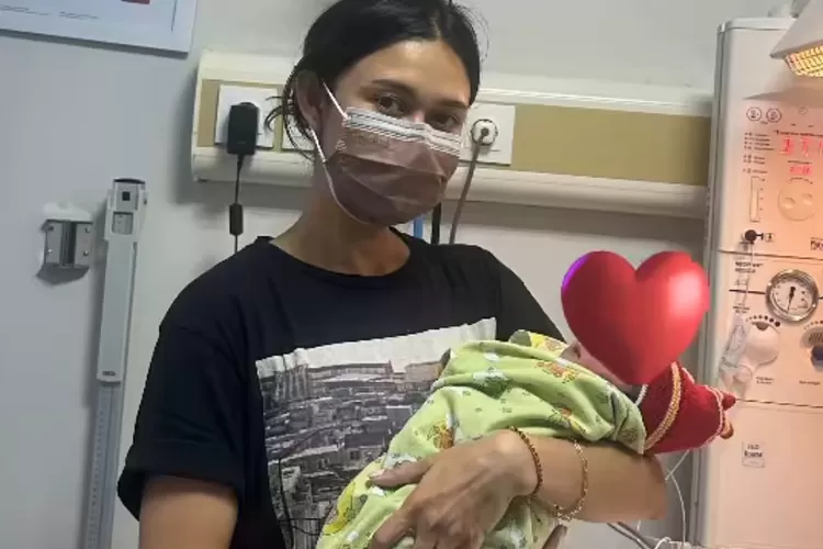 Artis Nana Mirdad Menyelamatkan Bayi Baru Lahir Yang Dibuang Di Semak Semak Begini Kondisinya