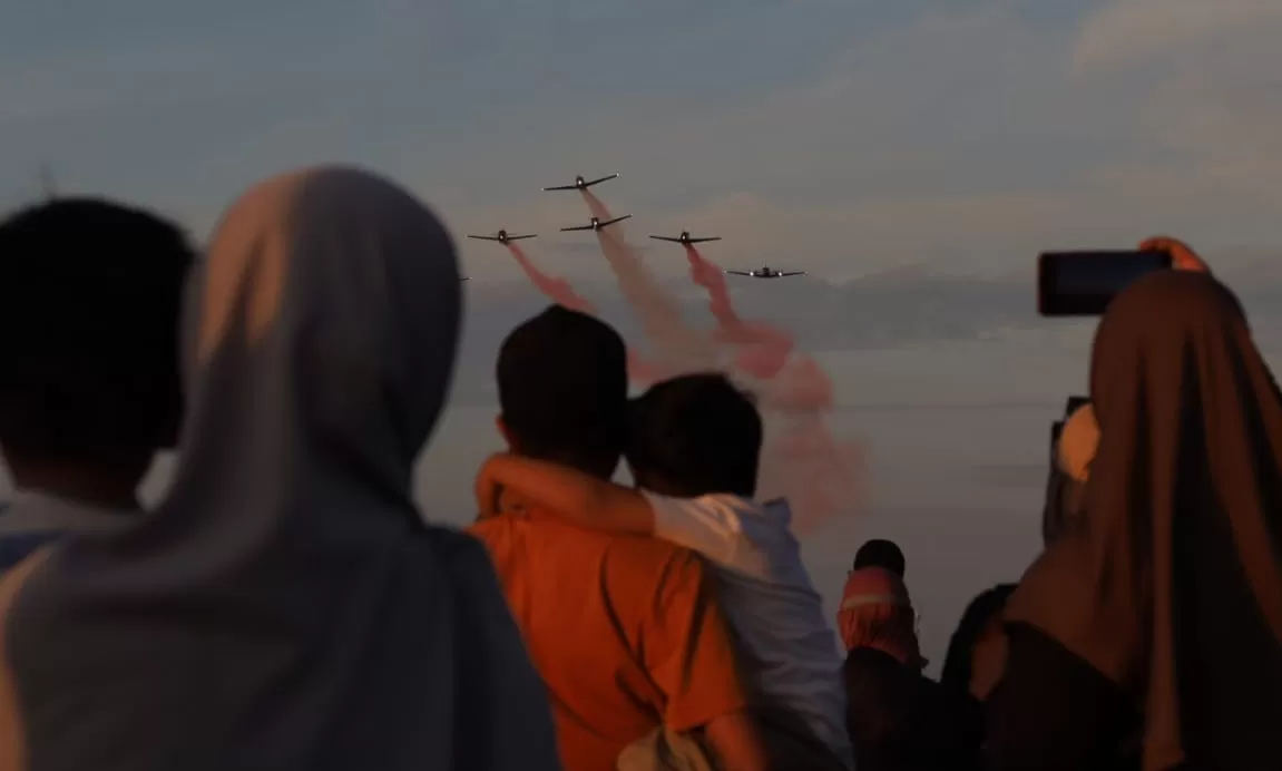 Warga menikmati penampilan tim Rajawali Laut Flight (RALF) saat Naval Air Base Open Day 2026 di Lanudal Juanda, Sidoarjo.  (S Suryanto)