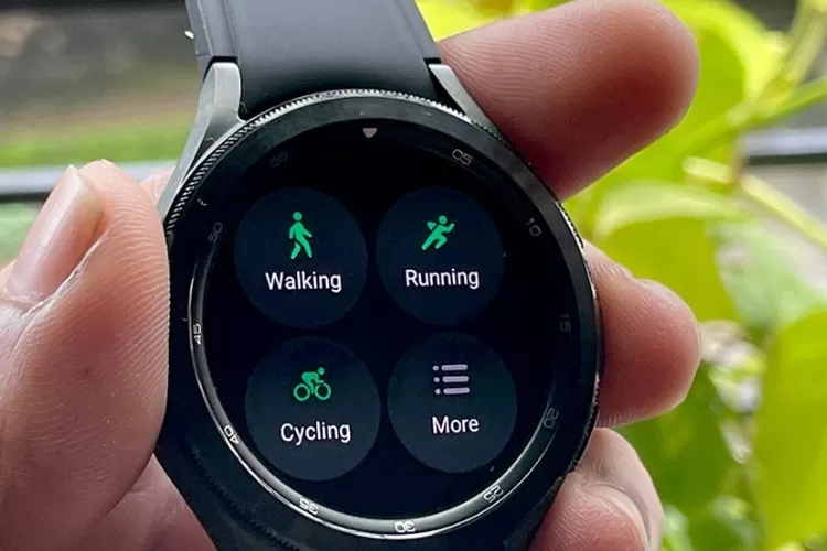 Samsung Galaxy Watch 4 Classic Jam Tangan Pintar dengan Layar