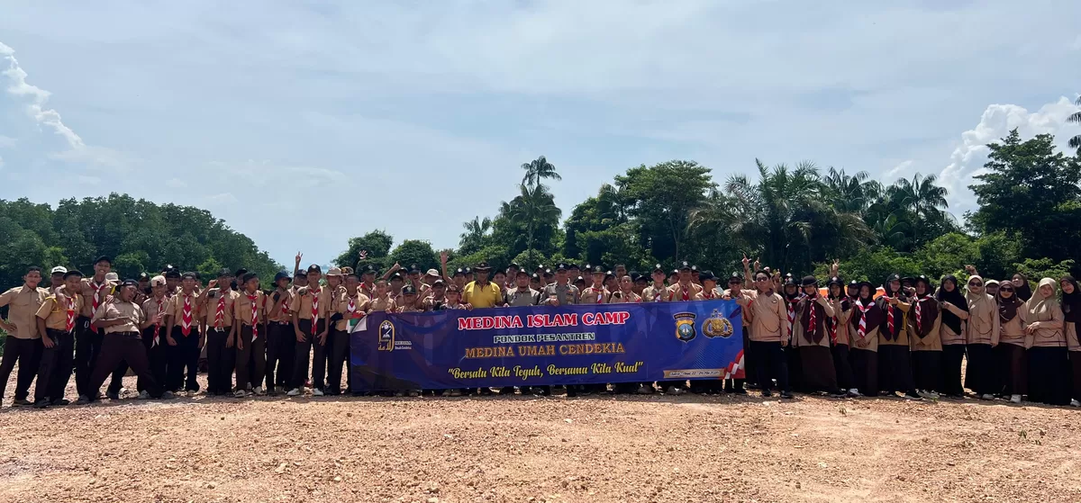 Santri di Pondok Pesantren Medina Umah Cendikia foto bersama usai mengikuti kegiatan Pembinaan Disiplin bersama  Polsek Sekupang. (Foto: Humas Polresta Barelang) 