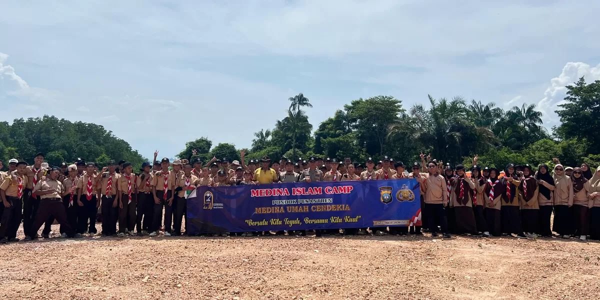 Santri di Pondok Pesantren Medina Umah Cendikia foto bersama usai mengikuti kegiatan Pembinaan Disiplin bersama  Polsek Sekupang. (Foto: Humas Polresta Barelang) 