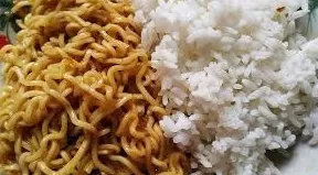 Ilustrasi mie campur nasi.