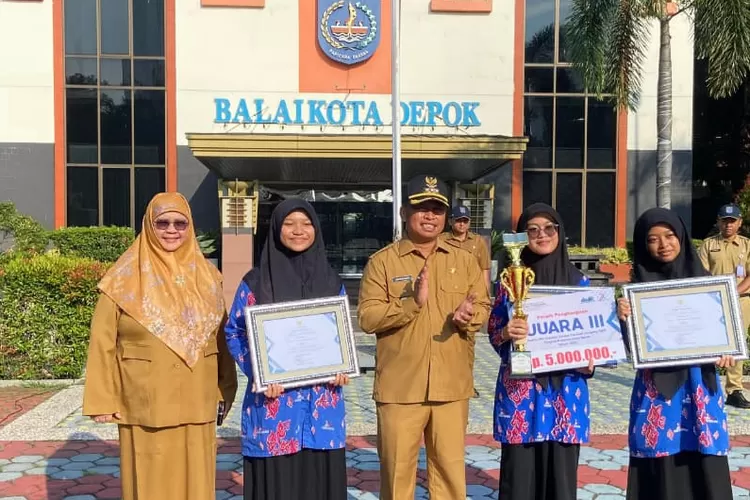 Pemberian piagam penghargaan kepada tiga siswa asal SMP Pesantren Cendekia Amanah oleh Walikota Depok, Supian Suri, di lapangan Balaikota Depok, Senin (6/10) pagi. (ANDIKA EKA/RADAR DEPOK)