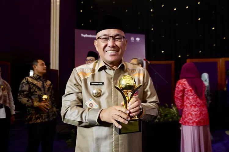 Walikota Depok, Mohammad Idris menerima penghargaan TOP BUMD Awards 2024 yang digelar Majalah TopBusiness di Jakarta. (ist)