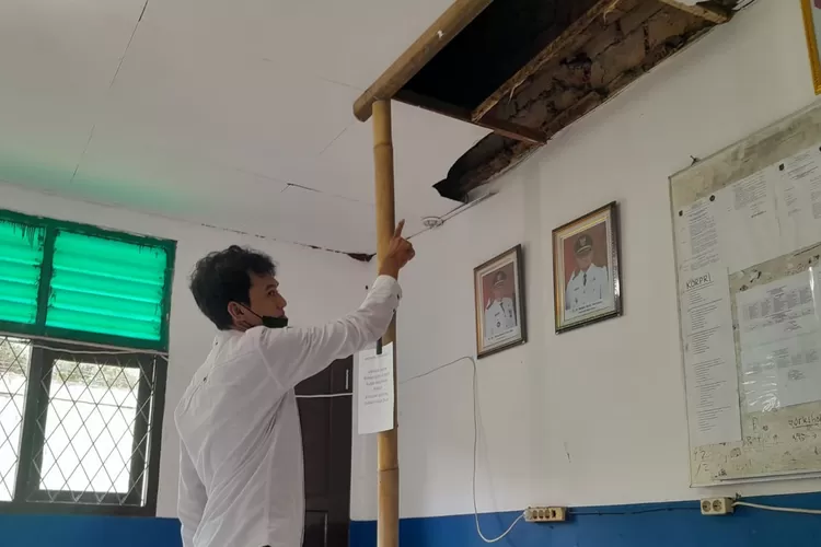 RUSAK : Plafon ruang guru SMPN 10 Depok, Kelurahan Bedahan, Kecamatan Sawangan, Kota Depok, jebol akibat termakan usia, Rabu (12/6). (ALDY RAMA/RADAR DEPOK)
