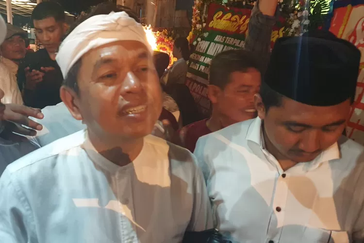Calon Gubernur Jawa Barat dari KIM, Dedi Mulyadi saat menyambangi kediaman Gerry Wahyu Riyanto saat syukuran pelantikan Anggota DPRD Kota Depok, di Kecamatan Tapos, Kota Depok.  (ISTIMEWA)