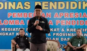 Imam Budi Hartono Beri Penghargaan Siswa SD Berprestasi: Ini Kebanggaan Kota Depok