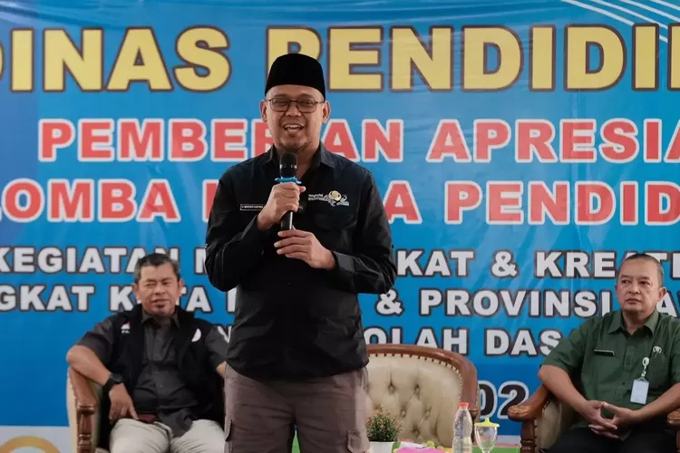 Wakil Walikota Depok Imam Budi Hartono memberikan sambutan dalam kegiatan penyerahan apresiasi lomba pendidikan di Gedung PGRI Kota Depok, Jalan Boulevard Raya, Grand Depok City, Selasa (6/8). (PEMKOT DEPOK)