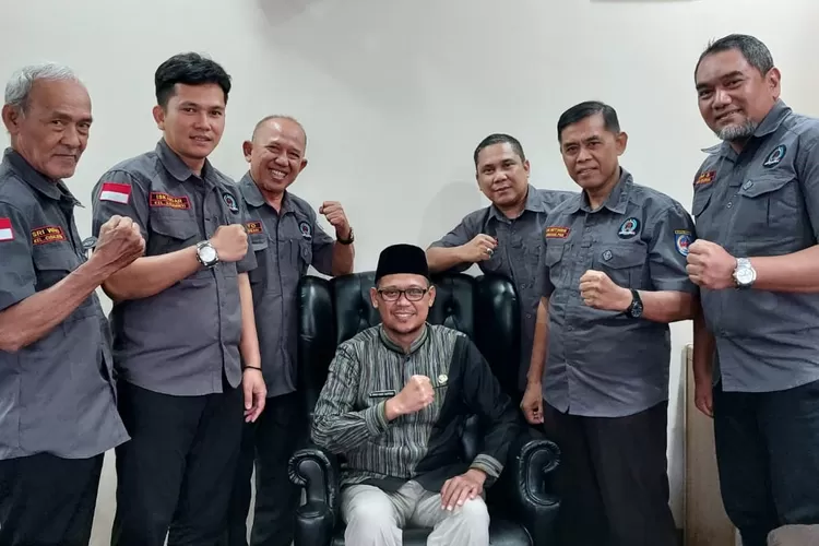 Foto Bersama LPM se-Kecamatan Cimanggis bersama Imam Budi Hartono. (ANDIKA EKA/RADAR DEPOK)