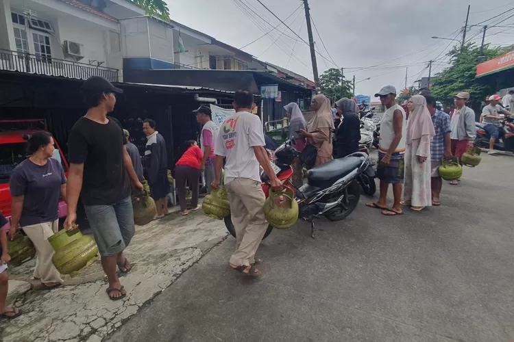 Salah satu antrean Gas di salah satu pangkalan yang terletak di Jalan Mahakam, Kelurahan Mekarjaya, Kecamatan Sukmajaya, Senin (3/2). (ANDIKA EKA/RADAR DEPOK)