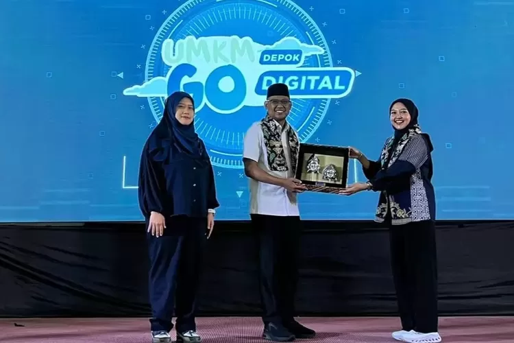 Wakil Walikota Depok, Imam Budi Hartono (tengah) saat menerima plakat dalam acara pelatihan literasi keuangan digital di Hotel Bumi Wiyata, Sabtu (21/9). (PEMKOT DEPOK)