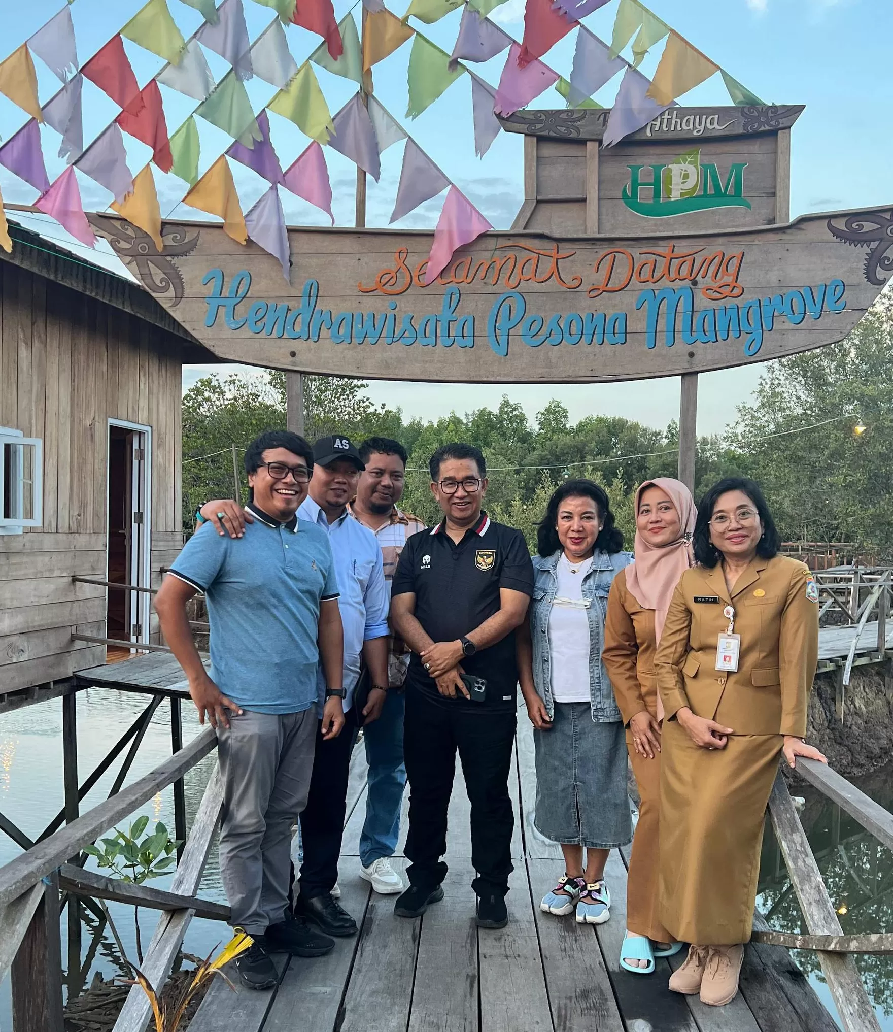 POTENSIAL: Cokorda Ratih Kusuma (kanan) mendampingi Pj Gubernur Kaltim Akmal Malik menikmati suasana alam di Hendrawisata Pesona Mangrove.  