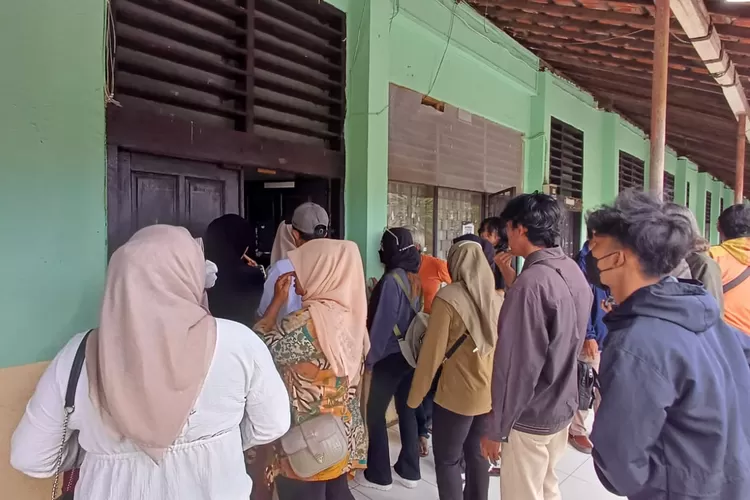 Kerumunan orang tua yang ingin mengambil ijazah anaknya yang tertahan di SMKN 3 Depok, Kamis (23/1). (ANDIKA EKA/RADAR DEPOK)