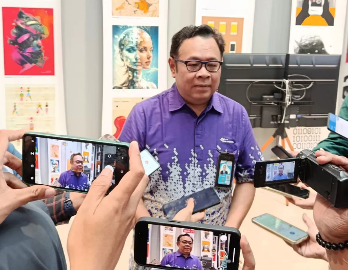 Direktur Kampus BINUS @Semarang, Dr. Fredy Purnomo saat berbicara kepada wartawan. (SP/Stefy Thenu)