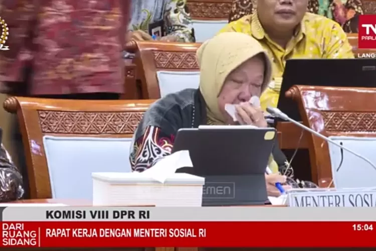 Mensos Risma terlihat sedih saat mendengar cerita Mbah Semi. (YouTube Komisi VIII DPR RI)
