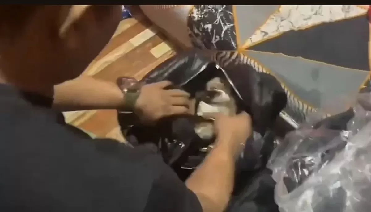 Barang bukti berupa tas import erbongkar di kawasan kargo internasional Bandara Soekarno-Hatta.