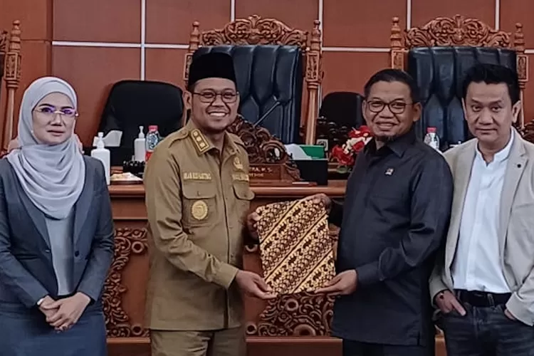 Wakil Walikota Depok, Imam Budi Hartono, saat datang Rapat Paripurna, di Gedung DPRD Kota Depok, Senin (26/2).  (ANDIKA EKA/RADAR DEPOK)