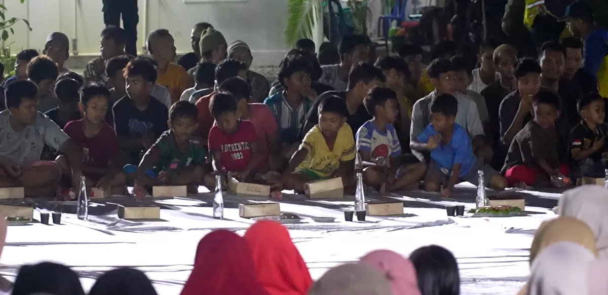 Suasana hangat menyelimuti Huntara II di Aceh Tamiang pada Jumat (27/2/2026) dini hari.  Warga penghuni hunian sementara korban banjir dan longsor November 2025 lalu duduk bershaf di atas terpal putih yang digelar tepat di depan rumah sementara mereka. (Kalimantansatu.com/Dok. Bakom RI)