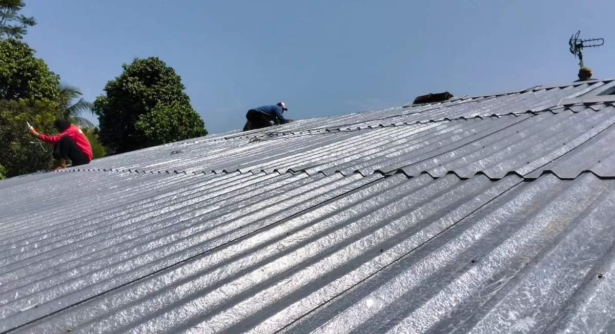 Program Ganti Atap Rumah Wartawan yang digagas PT Sirkular Karya Indonesia (SKI) bersama Promedia Group resmi mulai direalisasikan.  Pelaksanaan kedua dilakukan pada Kamis, 2 April 2026, dengan menyasar rumah salah satu wartawan anggota Promedia Group di Desa Mekarjaya, Kecamatan Rumpin, Bogor. (Kalimantansatu.com/Dok. Promedia Group)