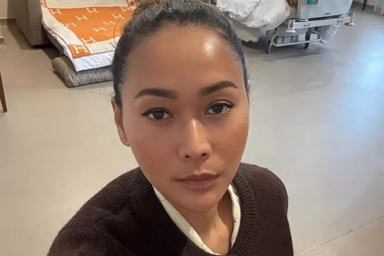 Inul Daratista menunggu Adam Suseno yang tengah dirawat di rumah sakit (Foto: Gorajuara/ Instagram/ @inul.d)