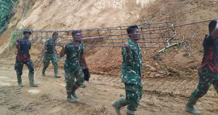 Satgas Penanggulangan Bencana Alam (Gulbencal) Kodam I/Bukit Barisan melalui Kodim 0211/TT menuntaskan perbaikan jembatan beton di Titik VI aliran Sungai Sigiring Giring, Lingkungan IV, Kelurahan Hutanabolon, Kecamatan Tukka, Senin (23/2/2026).