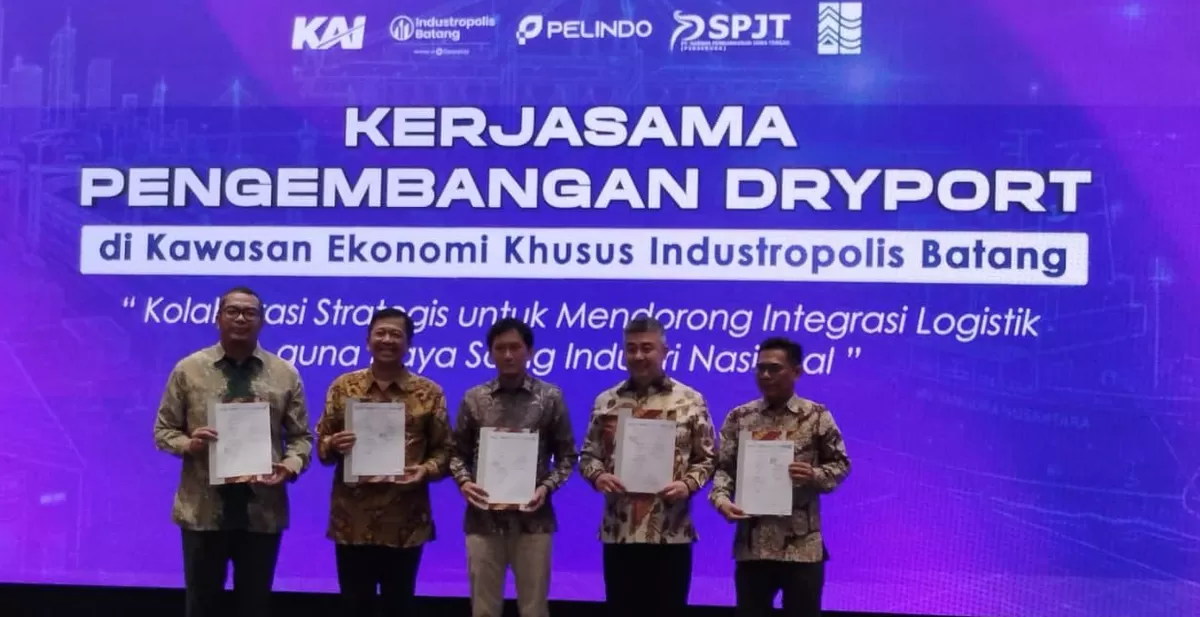 Penandatanganan Nota Kesepahaman (MoU) antara sejumlah pihak strategis untuk Kerja Sama Pembangunan, Pengembangan, dan Pengusahaan Logistik Berbasis Rel di Kawasan Ekonomi Khusus (KEK) Industropolis Batang yang dilaksanakan di Batang, Jawa Tengah, Selasa (21/4/2026). (Kalimantansatu.com/Dok. Humas Ekon)
