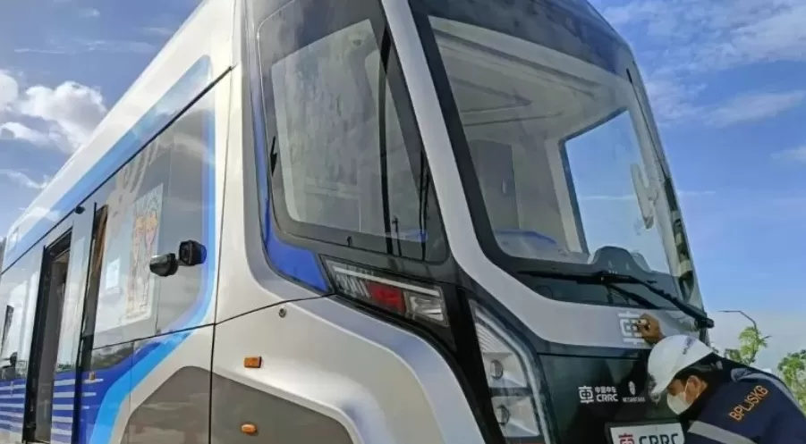 Tim penguji dari Balai Penguji Perkeretaapian saat melakukan uji fisik kereta otonom tanpa rel di IKN, Senin (5/8/2024). (ANTARA/Ahmad Rifandi) 